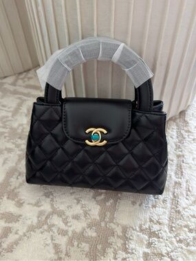 Chanel makeup bag black (only 1 in stock)